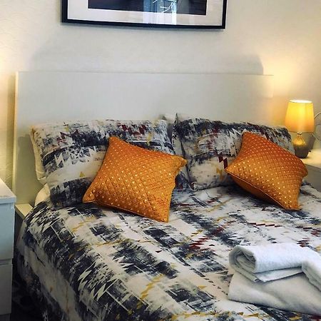 Stanwell 33Sm12 Dreams Unlimited Serviced Accommodations Staines מראה חיצוני תמונה